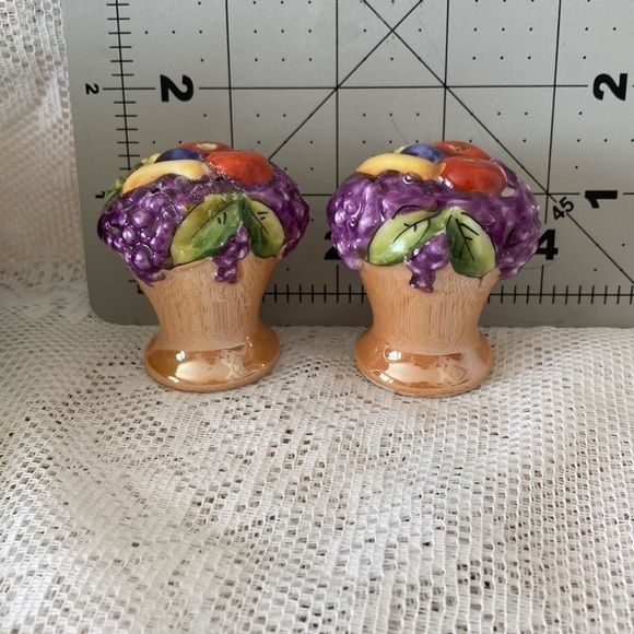 Vintage Porcelain Basket of Fruit -Peach Lusterware Salt & Pepper Set -JAPAN - Picture 4 of 7